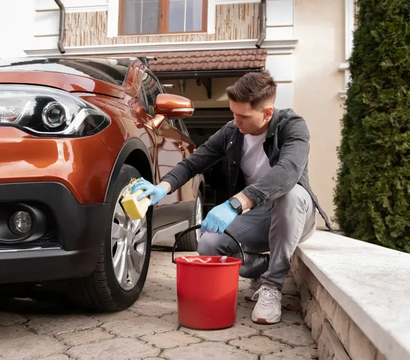 Lavage auto à domicile Gruchet-le-Valasse : professionnel intervenant sur un véhicule
